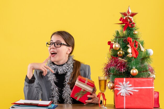 Jovem expressiva posando para o Natal
