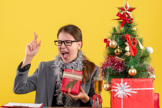 Jovem expressiva posando para o natal