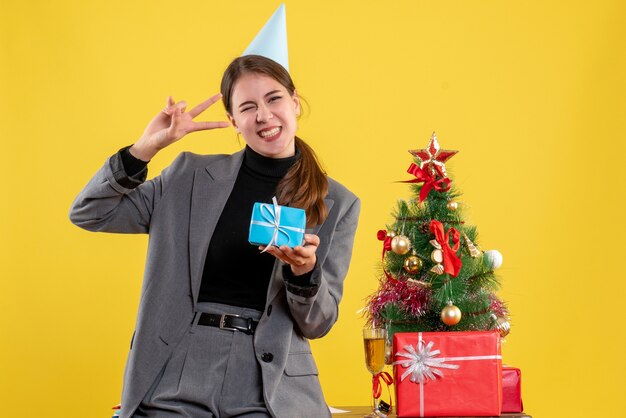 Jovem expressiva posando para o Natal