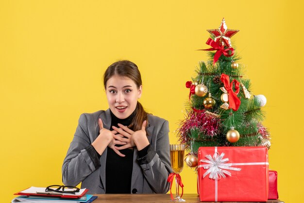 Jovem expressiva posando para o Natal