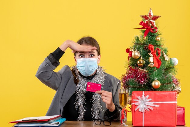 Jovem expressiva posando para o natal