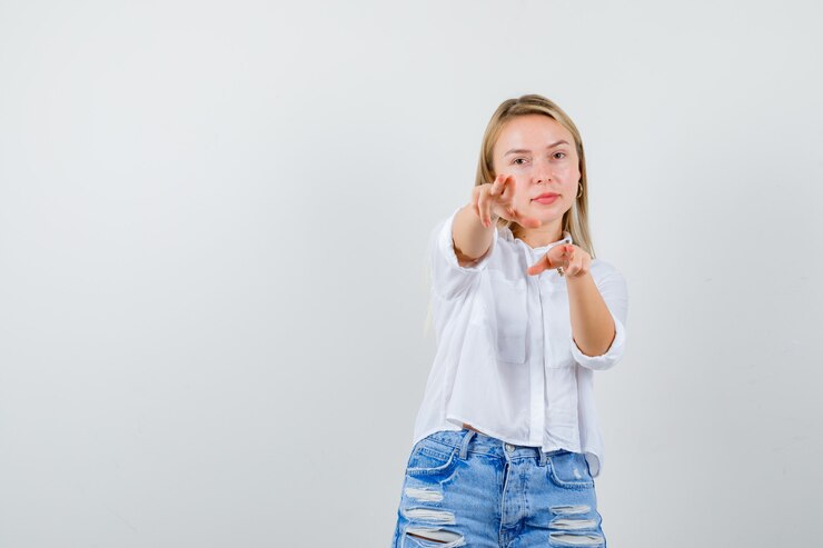 Foto grátis jovem expressiva posando