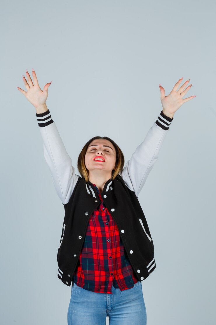 Foto grátis jovem expressiva posando
