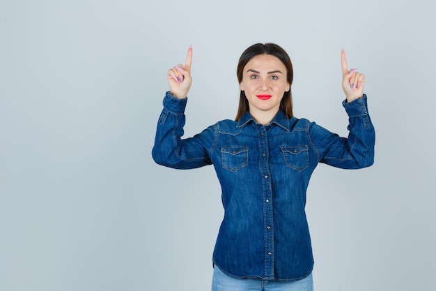 Foto grátis jovem expressiva posando