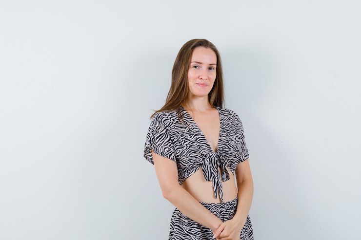 Foto grátis jovem expressiva posando