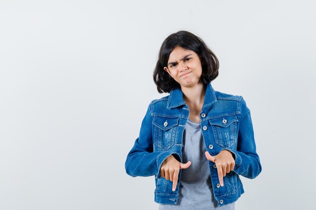 Foto grátis jovem expressiva posando