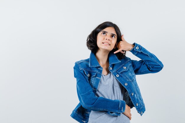 Foto grátis jovem expressiva posando