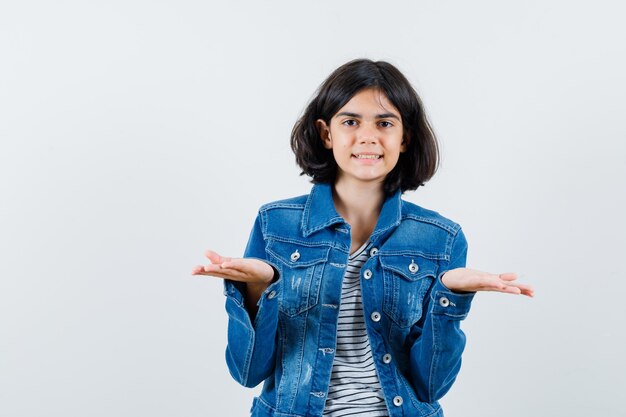 Foto grátis jovem expressiva posando