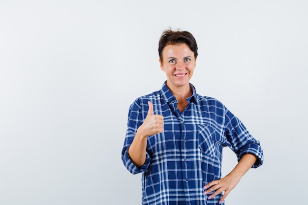 Foto grátis jovem expressiva posando