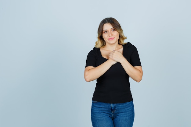 Foto grátis jovem expressiva posando