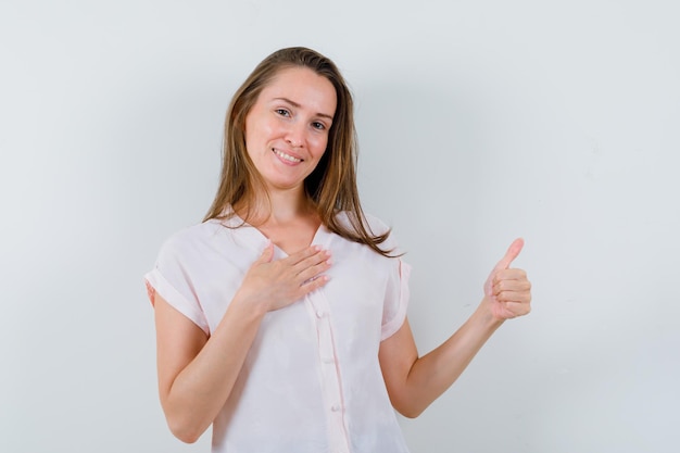 Foto grátis jovem expressiva posando