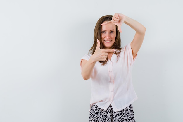 Foto grátis jovem expressiva posando