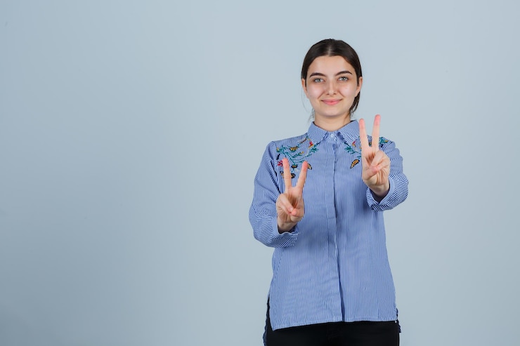 Foto grátis jovem expressiva posando