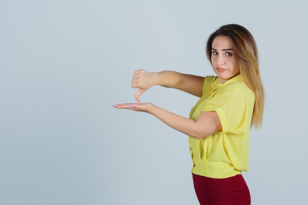 Foto grátis jovem expressiva posando