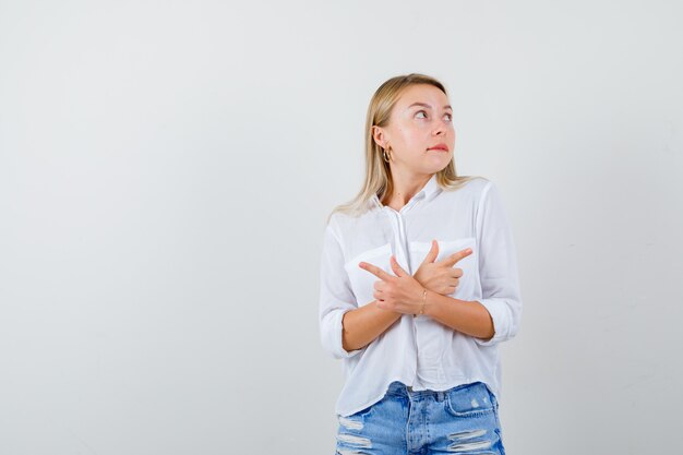 Foto grátis jovem expressiva posando