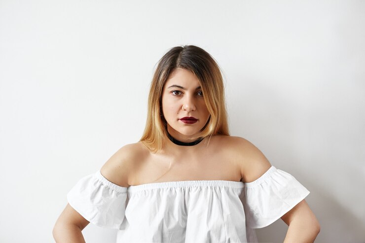 Foto grátis jovem expressiva posando