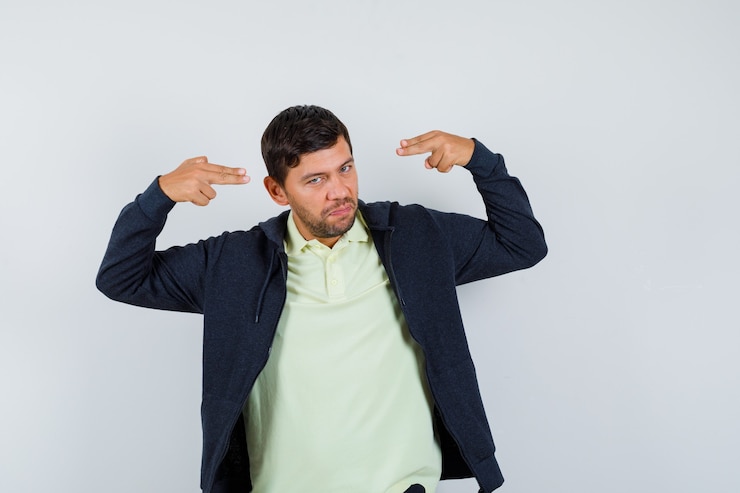 Foto grátis jovem expressivo posando no estúdio