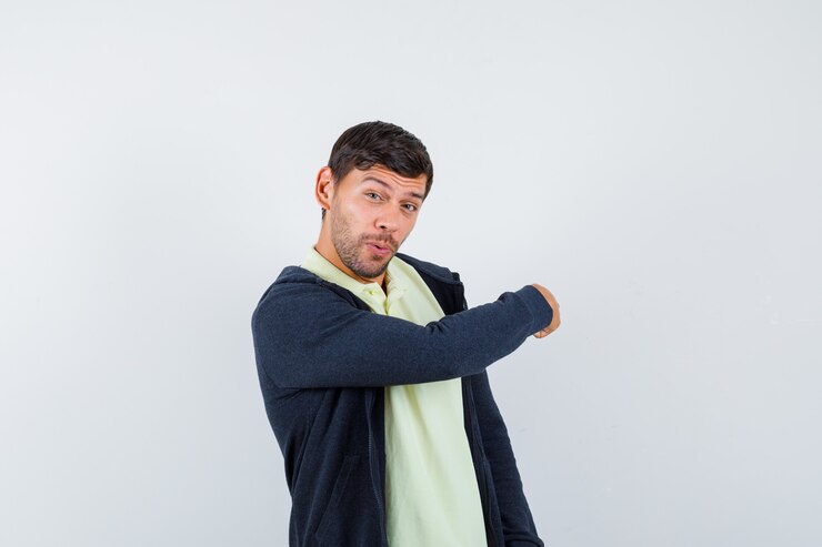 Foto grátis jovem expressivo posando no estúdio