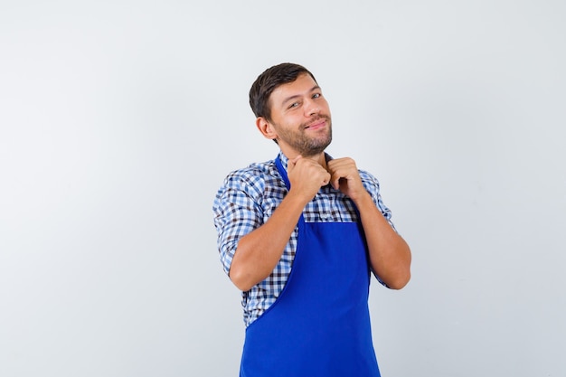 Jovem expressivo posando no estúdio