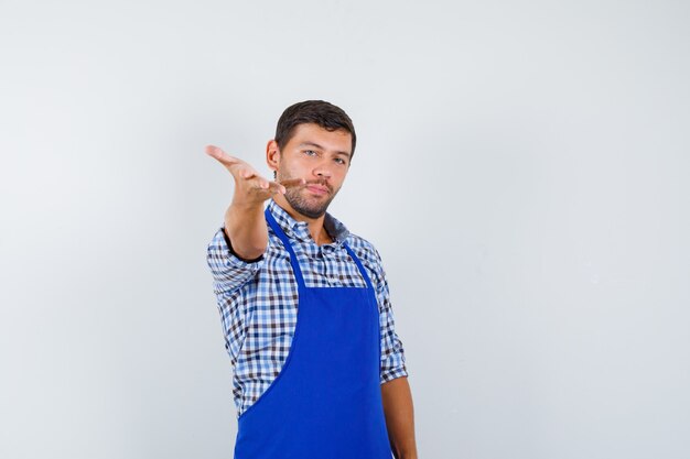 Jovem expressivo posando no estúdio