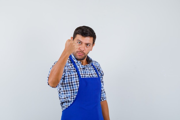 Jovem expressivo posando no estúdio