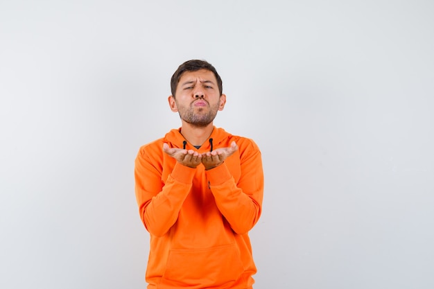 Jovem expressivo posando no estúdio