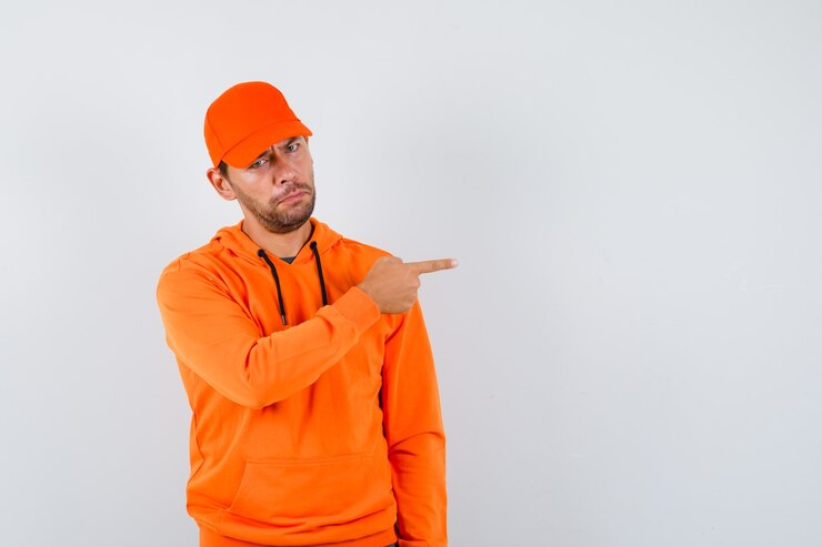 Foto grátis jovem expressivo posando no estúdio