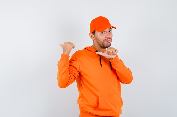 Foto grátis jovem expressivo posando no estúdio