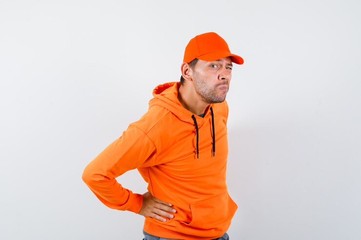 Foto grátis jovem expressivo posando no estúdio
