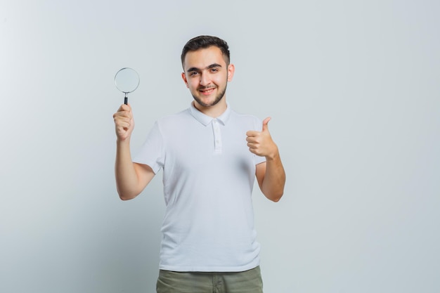 Jovem expressivo posando no estúdio