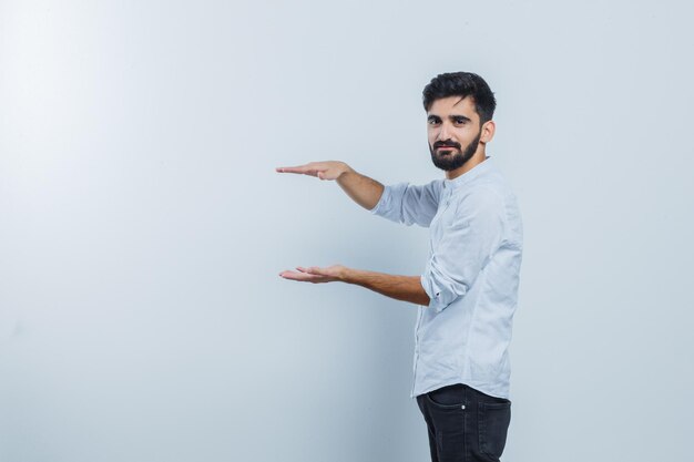 Jovem expressivo posando no estúdio