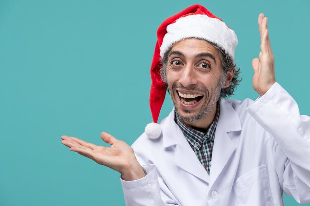 Jovem expressivo posando para as férias de inverno