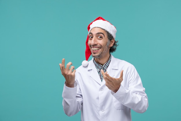 Jovem expressivo posando para as férias de inverno