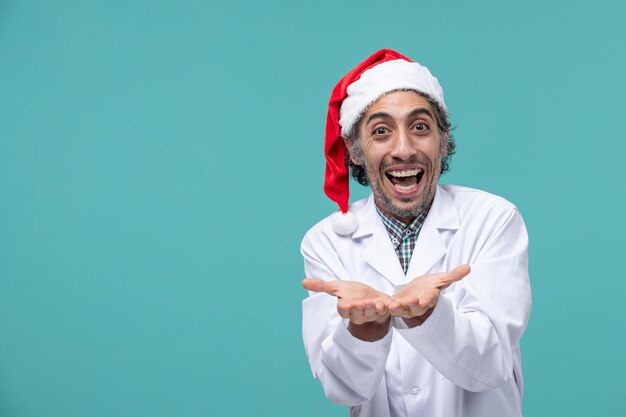 Jovem expressivo posando para as férias de inverno