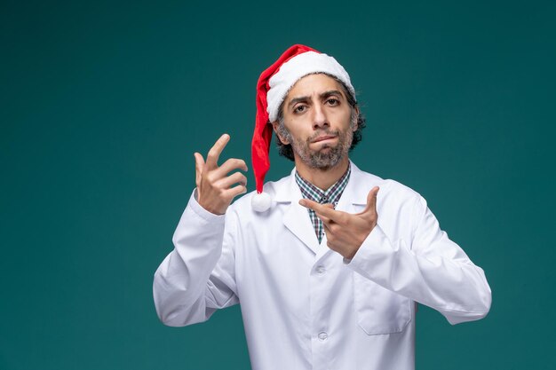 Jovem expressivo posando para as férias de inverno