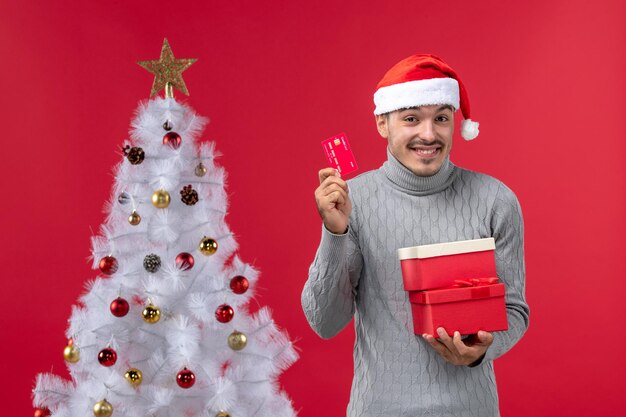 Jovem expressivo posando para as férias de inverno