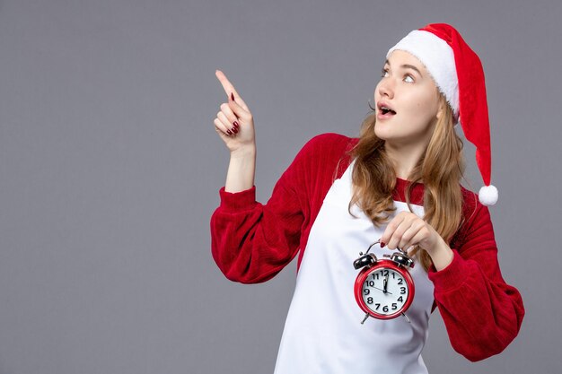 Jovem expressivo posando para as férias de inverno