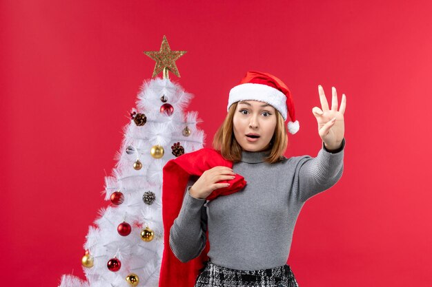 Jovem expressivo posando para as férias de inverno