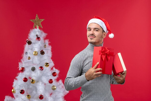 Jovem expressivo posando para as férias de inverno