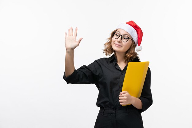 Jovem expressivo posando para as férias de inverno