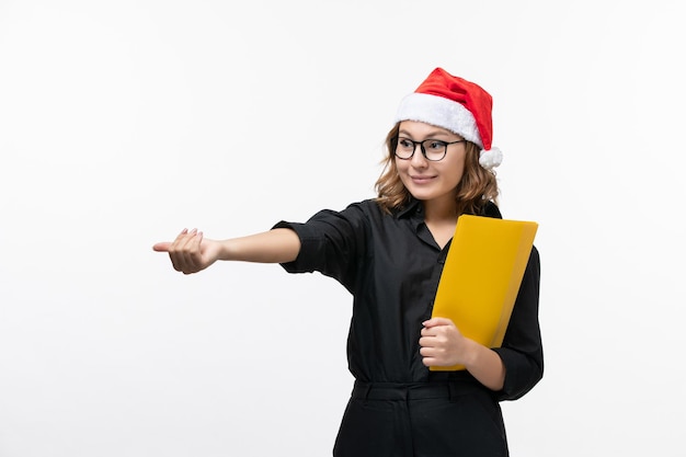 Jovem expressivo posando para as férias de inverno