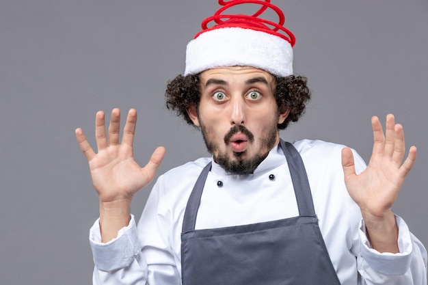 Jovem expressivo posando para as férias de inverno