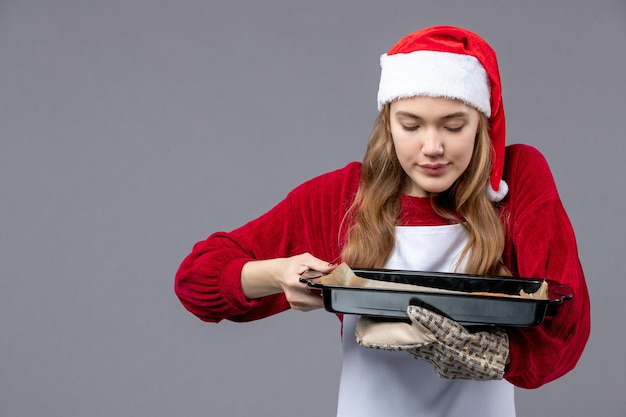 Foto grátis jovem expressivo posando para as férias de inverno