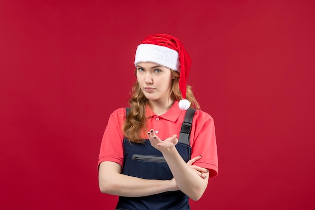 Jovem expressivo posando para as férias de inverno