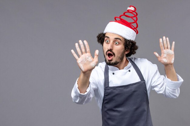 Jovem expressivo posando para as férias de inverno