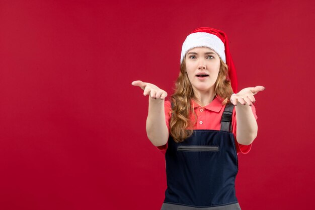 Jovem expressivo posando para as férias de inverno