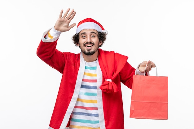 Jovem expressivo posando para as férias de inverno