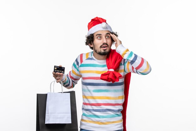 Jovem expressivo posando para as férias de inverno