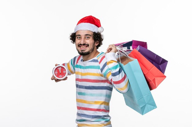 Jovem expressivo posando para as férias de inverno