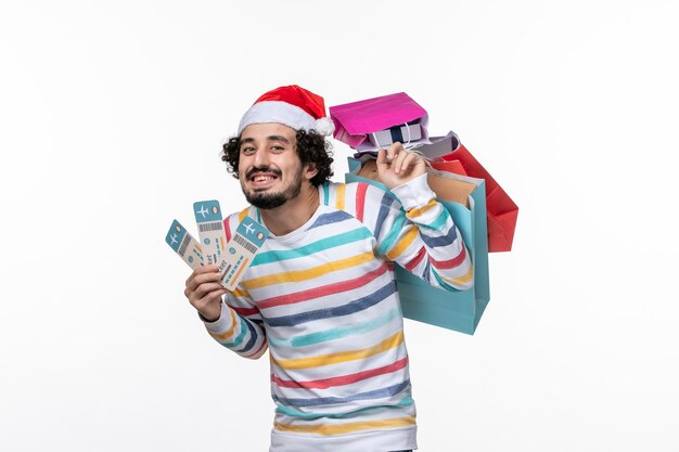 Jovem expressivo posando para as férias de inverno